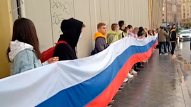 Фото - Москвичи решили спасти памятник с помощью российского флага