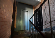 Фото - Мстительные коммунальщики оставили жителей 15-этажного дома без лифта