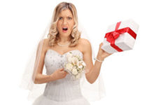 Фото - Невесте не слишком понравилась полученная в подарок корзина с лакомствами