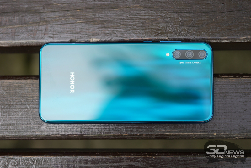 Honor 30i, задняя панель: в верхнем углу — блок тройной камеры и одинарная светодиодная вспышка