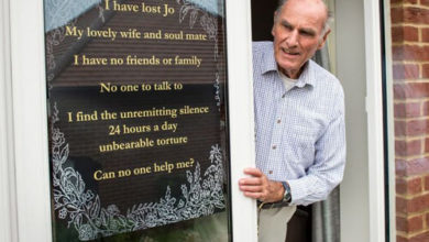 Фото - Одинокий вдовец повесил на своё окно трогательный плакат