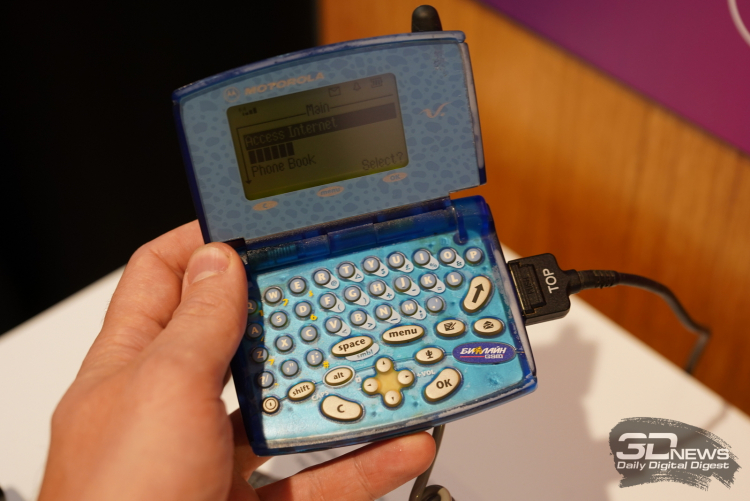 Motorola V100 — подобие мини-ноутбука, 2002 год
