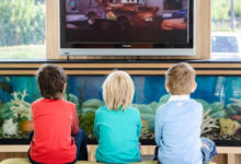 Фото - Ребенок, гаджет, телевизор: что происходит с детьми и подростками перед экраном