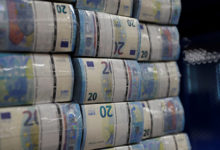 Фото - Россияне решили массово забрать валюту из банков