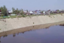 Фото - Российское село начало сползать с обрыва в реку
