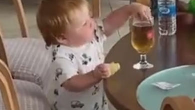 Фото - Собственная неловкость не позволила мальчику выпить его первое в жизни пиво