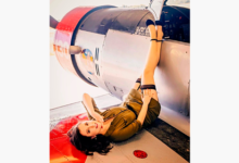 Фото - Стюардесса улеглась на крыло самолета с задранными ногами и удивила подписчиков
