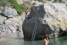 Фото - Тщеславный турист в Крыму просверлил скалу и назвал ее в свою честь