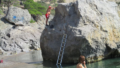 Фото - Тщеславный турист в Крыму просверлил скалу и назвал ее в свою честь