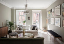 Фото - Уютная квартира с оливковыми стенами, винтажной мебелью и галереей из постеров