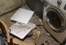 Фото - В российском городе рабочий ногой проломил потолок квартиры