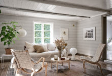 Фото - Возраст ей к лицу: очаровательная старинная дача со спальней на чердаке в Швеции