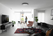 Фото - Бетонные колонны и акценты в виде ярких картин: минималистичная квартира в Израиле