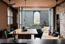 Фото - Чёрный цвет, металл и старая кирпичная кладка: смелый интерьер дома для одной австралийской семьи