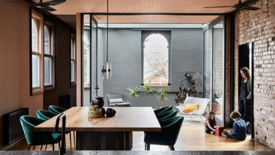 Фото - Чёрный цвет, металл и старая кирпичная кладка: смелый интерьер дома для одной австралийской семьи