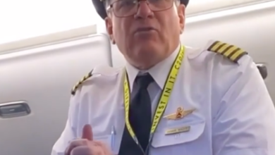 Фото - Надпись на кепке пассажира самолета вывела из себя пилота и вызвала споры в сети