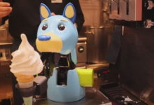Фото - Роботизированные собаки и динозавр готовят мороженое для посетителей кафе