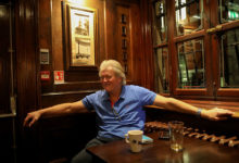 Фото - «Самый откровенный бармен» Великобритании отчитал власти и вспомнил 1984 год