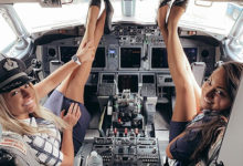 Фото - Стюардессы в мини-юбках устроили фотосессию в кабине пилота и восхитили сеть