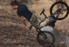Фото - Студент хотел показать велосипедный трюк, но ударил в грязь лицом