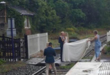 Фото - Свадебное фото на железнодорожных путях посчитали глупым и опасным