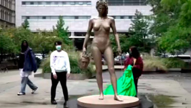 Фото - В Нью-Йорке установили феминистский «неправильный» памятник