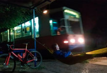 Фото - В ожидании трамвая россиянин повесил на остановке гамак