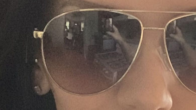 Фото - Женщина сделала селфи в очках и разглядела «призраков» в отражении