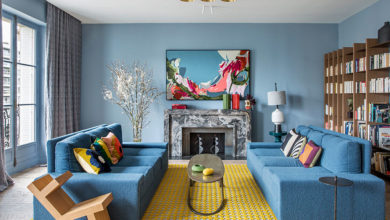 Фото - Голубая гостиная и красная ванная: яркая смелая квартира в Париже