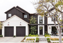 Фото - Красивый черно-белый дом с террасой для семьи в Калифорнии