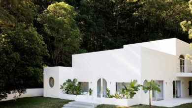 Фото - Райский белый домик с бассейном, окруженный со всех сторон джунглями
