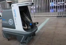 Фото - Робот-мусорщик бродит по улицам и удивляет прохожих