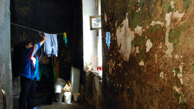 Фото - Россиянки провалились в подвал аварийного дома из своей квартиры