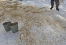 Фото - Российские коммунальщики захотели посыпать дорогу и оставили детей без песочницы