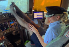 Фото - Стюардесса в юбке задрала ноги в кабине пилотов и удивила пользователей сети