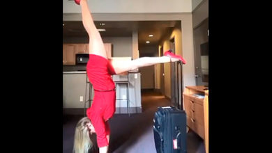 Фото - Стюардесса в мини-платье встала на руки при помощи чемодана и попала на видео
