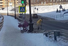 Фото - Убирающая снег женщина с коляской вызвала восторг в сети