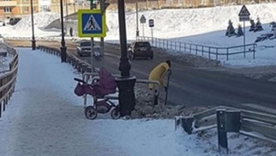 Фото - Убирающая снег женщина с коляской вызвала восторг в сети