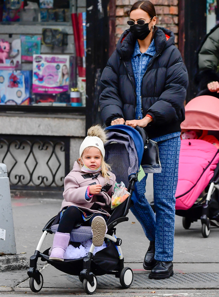 Угги и морковные палочки: Ирина Шейк с дочкой Леей на прогулке в Нью-Йорке