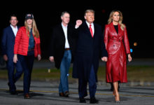 Фото - Ухожу красиво: Мелания Трамп надела красное кожаное пальто на митинг в Джорджии