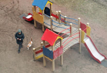 Фото - Богатый россиянин построил детскую площадку и устроил «фекальный коллапс»
