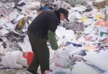 Фото - Дедушка работает среди мусора, чтобы искать выброшенные книги
