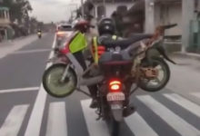 Фото - Добряки не бросили друга на сломавшемся мотоцикле и оказали ему необычную помощь