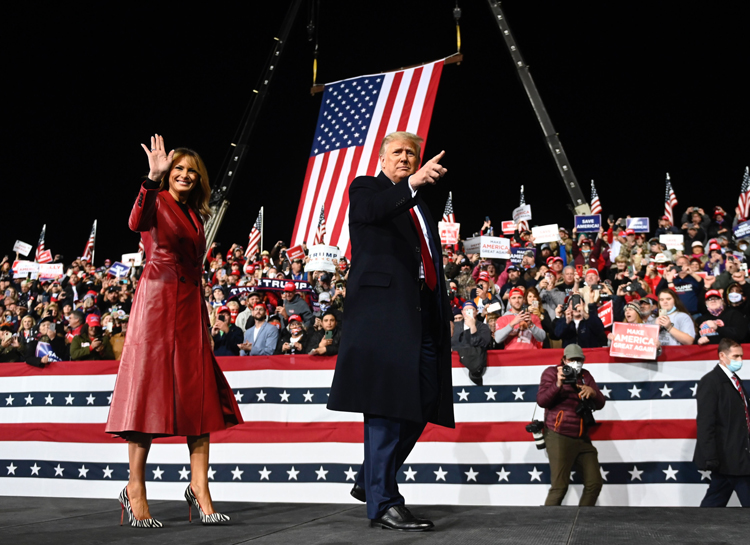 Ухожу красиво: Мелания Трамп надела красное кожаное пальто на митинг в Джорджии
