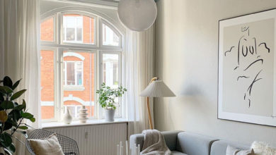 Фото - Голубой потолок с лепниной, библиотека и постеры: квартира декоратора в Дании