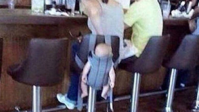 Фото - Мамаша, повесившая ребёнка на спинку барного стула, возмутила немало людей