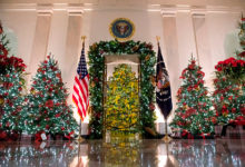 Фото - Мелания Трамп «поразительно нормально» украсила Белый дом к Рождеству: Офис