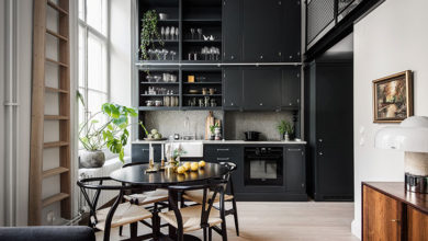 Фото - Небольшая квартира с роскошной черной кухней (40 кв. м)
