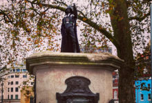 Фото - Неизвестные установили фигуру Дарта Вейдера на месте памятника работорговцу