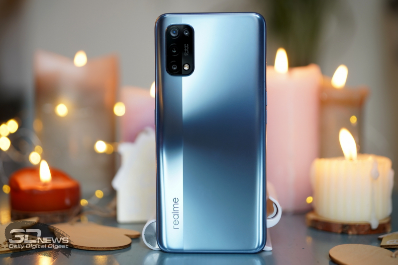 realme 7 Pro, задняя панель: в левом верхнем углу — основная камера, состоящая из четырех модулей, и одинарная светодиодная вспышка